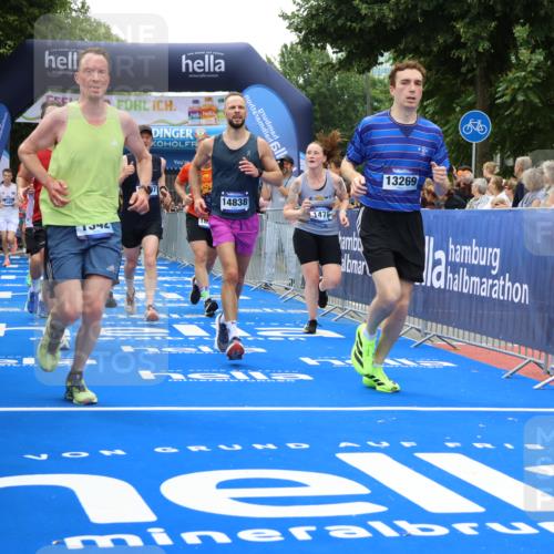 29.06.2025 - hella hamburg halbmarathon Strokosch-Dieckow http://msf.ph/oto/8370969 29.06.2025 10:49:25 Ziel 1342, 1476, 2592, 2596, 2878, 4183, 4185, 8437, 8689, 8813, 10189, 11339, 11340, 11779, 11819, 12094, 12670, 13233, 13269, 14526, 14838, 15422, 15784, 15857, 15894, 15966, 16114, 16592, 16891, 18476, 18887, 18960 meine-sportfotos.de