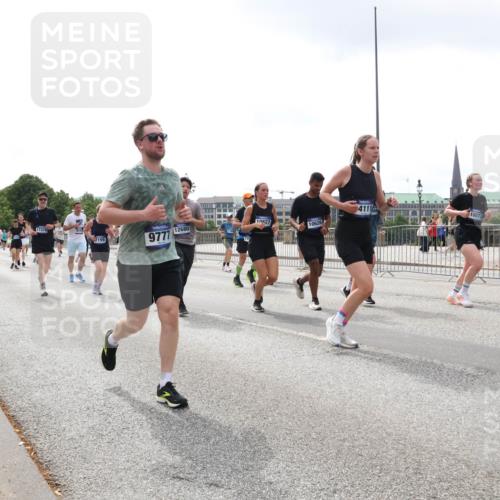 29.06.2025 - hella hamburg halbmarathon Lena Gebhardt http://msf.ph/oto/8371043 29.06.2025 10:39:43 Lombardsbrücke 4111, 54, 16073, 10627, 10626, 13178, 12680, 7199, 9777, 1058, 1076, 1586, 1856, 1883, 1899, 2092, 2313, 2578, 2843, 2976, 3046, 3275, 3353, 3727, 3882, 3883, 3884, 4298, 4523, 4603, 4609, 4659, 4752, 4855, 4882, 5045, 5229, 5654, 5701, 6321, 6342, 6343, 6427, 6428, 6698, 6719, 6726, 6739, 6748, 7045, 7053, 7125, 7199, 7429, 7455, 7456, 7501, 7524, 7684, 8107, 8203, 8243, 8612, 8995, 9393, 9569, 9698, 9747, 9777, 10441, 10512 meine-sportfotos.de