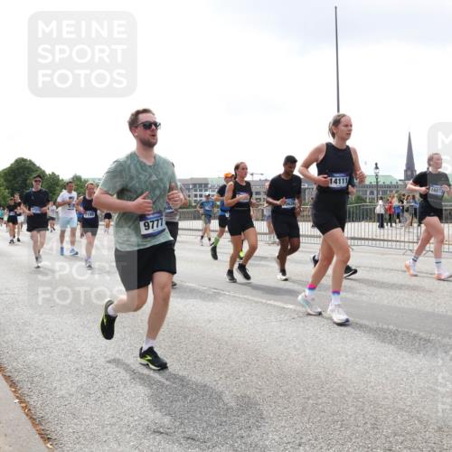 29.06.2025 - hella hamburg halbmarathon Lena Gebhardt http://msf.ph/oto/8371079 29.06.2025 10:39:44 Lombardsbrücke 173792, 13178, 7199, 9777, 0626, 14111, 16073, 1058, 1076, 1586, 1856, 1883, 1899, 2092, 2313, 2578, 2843, 2976, 3046, 3275, 3353, 3727, 3882, 3883, 3884, 4298, 4603, 4609, 4752, 4855, 4882, 5045, 5229, 5654, 5701, 5901, 6321, 6342, 6343, 6427, 6428, 6698, 6719, 6726, 6739, 6748, 7045, 7053, 7125, 7199, 7429, 7455, 7456, 7501, 7524, 7684, 8107, 8203, 8612, 8995, 9393, 9569, 9698, 9747, 9777, 10441, 10512 meine-sportfotos.de