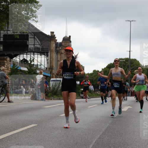 29.06.2025 - hella hamburg halbmarathon Yannick Fuchs http://msf.ph/oto/8371151 29.06.2025 10:53:41 20KM 2780, 3114, 3425, 4238, 4379, 4796, 4986, 6327, 6470, 7287, 7824, 8030, 8326, 8481, 8807, 9741, 9985, 10488, 10587, 11018, 11114, 11158, 11159, 11250, 11757, 12406, 12736, 12779, 13036, 13706, 14471, 14928, 15083, 15525, 15785, 15914, 16227, 16530, 16754, 16915, 17176, 17304, 17860, 18377, 18485, 18855, 19178 meine-sportfotos.de