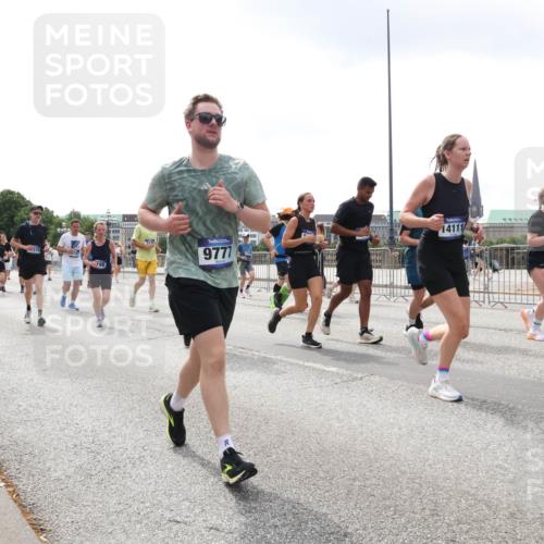 29.06.2025 - hella hamburg halbmarathon Lena Gebhardt http://msf.ph/oto/8371153 29.06.2025 10:39:44 Lombardsbrücke 13178, 199, 9777, 14111, 1058, 1076, 1586, 1856, 1883, 1899, 2092, 2313, 2578, 2843, 2976, 3046, 3275, 3353, 3727, 3882, 3883, 3884, 4298, 4603, 4609, 4752, 4855, 4882, 5045, 5229, 5654, 5701, 5901, 6321, 6342, 6343, 6427, 6428, 6698, 6719, 6726, 6739, 6748, 7045, 7053, 7125, 7199, 7429, 7455, 7456, 7501, 7524, 7684, 8107, 8203, 8612, 8995, 9393, 9569, 9698, 9747, 9777, 10441, 10512 meine-sportfotos.de