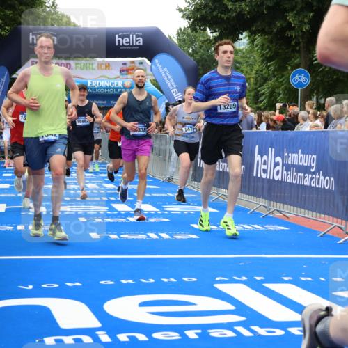 29.06.2025 - hella hamburg halbmarathon Strokosch-Dieckow http://msf.ph/oto/8371164 29.06.2025 10:49:25 Ziel 1342, 1476, 2592, 2596, 2878, 4183, 4185, 8437, 8689, 8813, 10189, 11339, 11340, 11779, 11819, 12094, 12670, 13233, 13269, 14526, 14838, 15422, 15784, 15857, 15894, 15966, 16114, 16592, 16891, 18476, 18887, 18960 meine-sportfotos.de