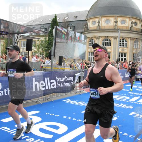 29.06.2025 - hella hamburg halbmarathon Michael Strokosch http://msf.ph/oto/8371203 29.06.2025 10:58:27 Ziel 4550, 4708, 4767, 5347, 6138, 6147, 7476, 9485, 11808, 14355, 15434, 16531, 17415, 18266, 18891, 19166 meine-sportfotos.de