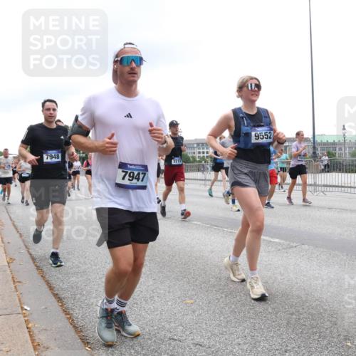 29.06.2025 - hella hamburg halbmarathon Lena Gebhardt http://msf.ph/oto/8371211 29.06.2025 10:48:55 Lombardsbrücke 2437, 7948, 7947, 3215, 9552, 1167, 1142, 1167, 1584, 2160, 2395, 2437, 2438, 2713, 2716, 2792, 3086, 3215, 3224, 3253, 3661, 4403, 5010, 5118, 5479, 5480, 5551, 6015, 6437, 6566, 6979, 7062, 7203, 7947, 7948, 8461, 8719, 8760, 9341, 9359, 9552, 9787, 10059, 10081, 10204, 10366, 10524, 10654, 10656, 10782, 10785, 11000, 11031, 11192, 11364, 11365, 13814, 13845, 15715, 16498, 16499, 16701 meine-sportfotos.de