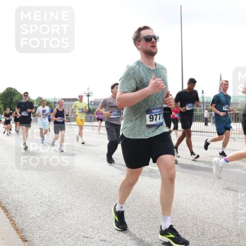 29.06.2025 - hella hamburg halbmarathon Lena Gebhardt http://msf.ph/oto/8371297 29.06.2025 10:39:44 Lombardsbrücke 17379, 712, 2680, 10626, 9771, 1766, 141, 1058, 1076, 1586, 1856, 1883, 1899, 2092, 2313, 2578, 2843, 2976, 3046, 3275, 3353, 3727, 3882, 3883, 3884, 4298, 4603, 4609, 4752, 4855, 4882, 5045, 5229, 5654, 5701, 5901, 6321, 6342, 6343, 6427, 6428, 6698, 6719, 6726, 6739, 6748, 7045, 7053, 7125, 7199, 7429, 7455, 7456, 7501, 7524, 7684, 8107, 8203, 8612, 8995, 9393, 9569, 9698, 9747, 9777, 10441, 10512 meine-sportfotos.de
