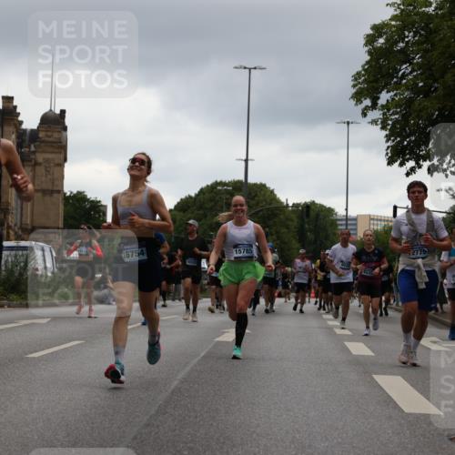 29.06.2025 - hella hamburg halbmarathon Yannick Fuchs http://msf.ph/oto/8371302 29.06.2025 10:53:42 20KM 2780, 3114, 3169, 4238, 4379, 4796, 4986, 6327, 6470, 7824, 8030, 8326, 8481, 8807, 9741, 9985, 10488, 10587, 11018, 11114, 11158, 11159, 11250, 11757, 12406, 12736, 12779, 13036, 13706, 14471, 14928, 15083, 15525, 15785, 15914, 16227, 16530, 16754, 16915, 17176, 17304, 17860, 18377, 18485, 18855, 19178 meine-sportfotos.de