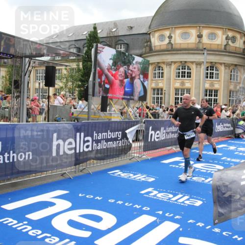 29.06.2025 - hella hamburg halbmarathon Michael Strokosch http://msf.ph/oto/8371310 29.06.2025 10:58:29 Ziel 4550, 4767, 5347, 6138, 7476, 9485, 11808, 14355, 15434, 16531, 17415, 18266, 18891, 19166 meine-sportfotos.de
