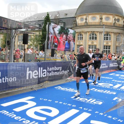 29.06.2025 - hella hamburg halbmarathon Michael Strokosch http://msf.ph/oto/8371322 29.06.2025 10:58:30 Ziel 4550, 4767, 5347, 6138, 7476, 11808, 14355, 16531, 17415, 18266, 18891, 19166 meine-sportfotos.de