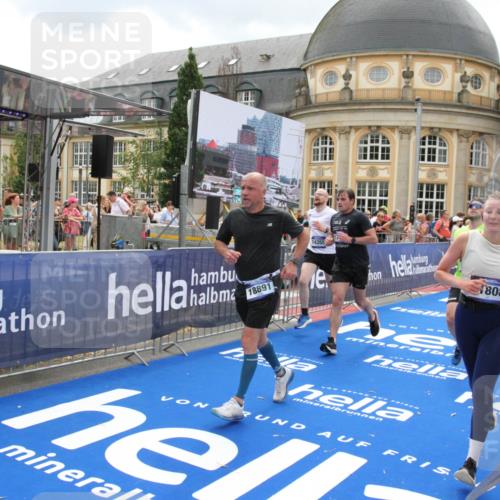 29.06.2025 - hella hamburg halbmarathon Michael Strokosch http://msf.ph/oto/8371333 29.06.2025 10:58:30 Ziel 4550, 4767, 5347, 6138, 7476, 11808, 14355, 16531, 17415, 18266, 18891, 19166 meine-sportfotos.de
