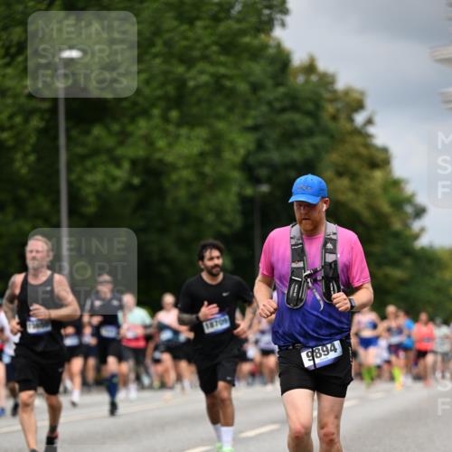 29.06.2025 - hella hamburg halbmarathon Dr. Thomas Lammeyer http://msf.ph/oto/8371401 29.06.2025 10:42:04 Kennedybrücke 1337, 1475, 1799, 1985, 2016, 2031, 2124, 2853, 3286, 3880, 4762, 5139, 5522, 5523, 5875, 6697, 6955, 7124, 7321, 7629, 8499, 8811, 8985, 9391, 9524, 9894, 10025, 10506, 10836, 11087, 11164 meine-sportfotos.de
