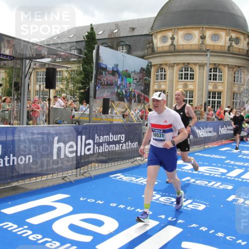 29.06.2025 - hella hamburg halbmarathon Michael Strokosch http://msf.ph/oto/8371447 29.06.2025 10:58:32 Ziel 4767, 5341, 5347, 7476, 9316, 11808, 12712, 12879, 14355, 16531, 17415, 18556, 18891, 19166 meine-sportfotos.de
