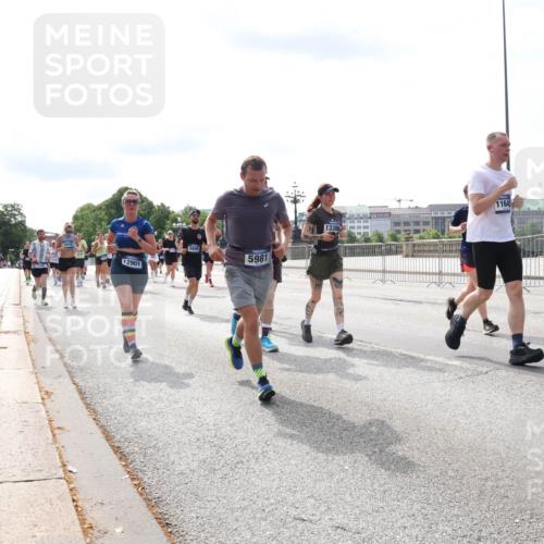 29.06.2025 - hella hamburg halbmarathon Lena Gebhardt http://msf.ph/oto/8371507 29.06.2025 10:14:54 Lombardsbrücke 12901, 5981, 1338, 1164, 1071, 1296, 1379, 1406, 1575, 1728, 1745, 2046, 2140, 2281, 2494, 2601, 2690, 2990, 3020, 3025, 3154, 3454, 3507, 3509, 3513, 3691, 3756, 3834, 3844, 4495, 4641, 5191, 5608, 5670, 5800, 5981, 6181, 6248, 6317, 6366, 6935, 7195, 7439, 7802, 7881, 8055, 8147, 8237, 8239, 8275, 8522, 8563, 8609, 8755, 8854, 9113, 9173, 9556, 9663, 9709, 9911, 9975, 10224, 10391, 10589, 10610, 10717, 10963, 11271, 11598, 12467 meine-sportfotos.de
