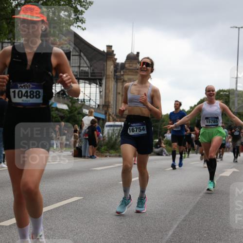29.06.2025 - hella hamburg halbmarathon Yannick Fuchs http://msf.ph/oto/8371528 29.06.2025 10:53:42 20KM 2780, 3114, 3169, 4238, 4379, 4796, 4986, 6327, 6470, 7824, 8030, 8326, 8481, 8807, 9741, 9985, 10488, 10587, 11018, 11114, 11158, 11159, 11250, 11757, 12406, 12736, 12779, 13036, 13706, 14471, 14928, 15083, 15525, 15785, 15914, 16227, 16530, 16754, 16915, 17176, 17304, 17860, 18377, 18485, 18855, 19178 meine-sportfotos.de