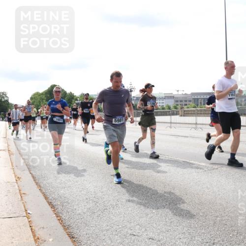 29.06.2025 - hella hamburg halbmarathon Lena Gebhardt http://msf.ph/oto/8371531 29.06.2025 10:14:54 Lombardsbrücke 12901, 5600, 5981, 11647, 13388, 1071, 1296, 1379, 1406, 1575, 1728, 1745, 2046, 2140, 2281, 2494, 2601, 2690, 2990, 3020, 3025, 3154, 3454, 3507, 3509, 3513, 3691, 3756, 3834, 3844, 4495, 4641, 5191, 5608, 5670, 5800, 5981, 6181, 6248, 6317, 6366, 6935, 7195, 7439, 7802, 7881, 8055, 8147, 8237, 8239, 8275, 8522, 8563, 8609, 8755, 8854, 9113, 9173, 9556, 9663, 9709, 9911, 9975, 10224, 10391, 10589, 10610, 10717, 10963, 11271, 11598, 12467 meine-sportfotos.de