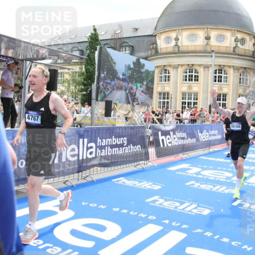 29.06.2025 - hella hamburg halbmarathon Michael Strokosch http://msf.ph/oto/8371537 29.06.2025 10:58:33 Ziel 3251, 4767, 5341, 5347, 7082, 7476, 9316, 11808, 12712, 12879, 14355, 16531, 17415, 18556, 18891, 19166 meine-sportfotos.de