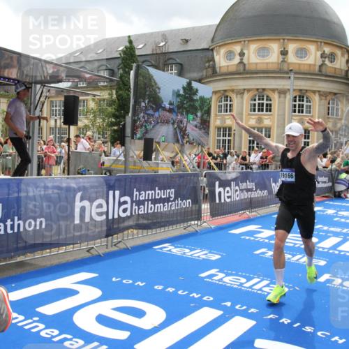 29.06.2025 - hella hamburg halbmarathon Michael Strokosch http://msf.ph/oto/8371551 29.06.2025 10:58:33 Ziel 3251, 4767, 5341, 5347, 7082, 7476, 9316, 11808, 12712, 12879, 14355, 16531, 17415, 18556, 18891, 19166 meine-sportfotos.de