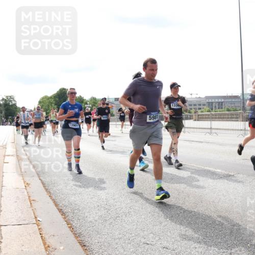 29.06.2025 - hella hamburg halbmarathon Lena Gebhardt http://msf.ph/oto/8371561 29.06.2025 10:14:55 Lombardsbrücke 16036, 12901, 5608, 5981, 1338, 11643, 1071, 1296, 1379, 1406, 1575, 1728, 1745, 2046, 2140, 2281, 2494, 2601, 2690, 2990, 3020, 3025, 3154, 3454, 3507, 3509, 3513, 3691, 3756, 3834, 3844, 4495, 4641, 5191, 5608, 5670, 5800, 5981, 6181, 6248, 6317, 6935, 7195, 7439, 7802, 7881, 8055, 8147, 8237, 8239, 8275, 8522, 8563, 8609, 8755, 8854, 9113, 9173, 9556, 9663, 9709, 9911, 9975, 10224, 10391, 10589, 10610, 10717, 10963, 11271, 11598 meine-sportfotos.de