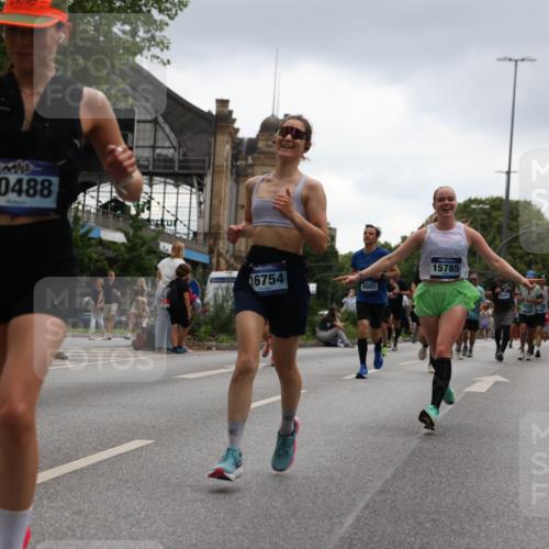 29.06.2025 - hella hamburg halbmarathon Yannick Fuchs http://msf.ph/oto/8371567 29.06.2025 10:53:43 20KM 2780, 3169, 4238, 4379, 4796, 4986, 6327, 6470, 7824, 8030, 8326, 8481, 8807, 9741, 9985, 10488, 10587, 11018, 11114, 11158, 11159, 11250, 11757, 12406, 12779, 13036, 13706, 14471, 14928, 15083, 15525, 15785, 15914, 16227, 16530, 16754, 16915, 17176, 17304, 17860, 18377, 18485, 18855, 19178 meine-sportfotos.de