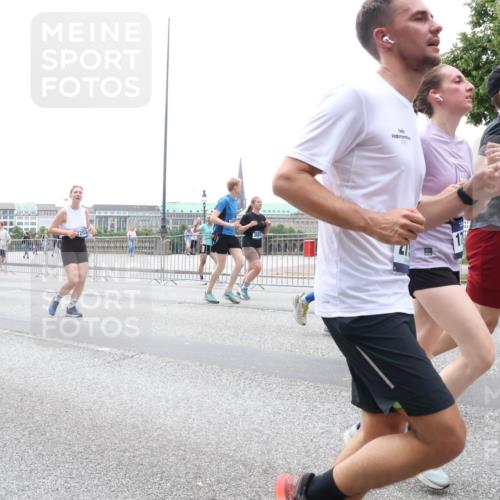 29.06.2025 - hella hamburg halbmarathon Lena Gebhardt http://msf.ph/oto/8371571 29.06.2025 10:48:57 Lombardsbrücke 11365, 10656, 17, 1142, 1167, 1584, 2160, 2395, 2437, 2438, 2713, 2716, 2792, 3086, 3215, 3224, 3253, 4403, 5010, 5118, 5479, 5480, 5551, 6015, 6437, 6566, 6979, 7062, 7203, 7931, 7947, 7948, 8719, 8760, 9341, 9359, 9552, 9787, 10038, 10059, 10081, 10204, 10366, 10524, 10654, 10656, 10782, 10785, 11000, 11031, 11192, 11364, 11365, 13814, 13845, 15715, 16498, 16499, 16701 meine-sportfotos.de