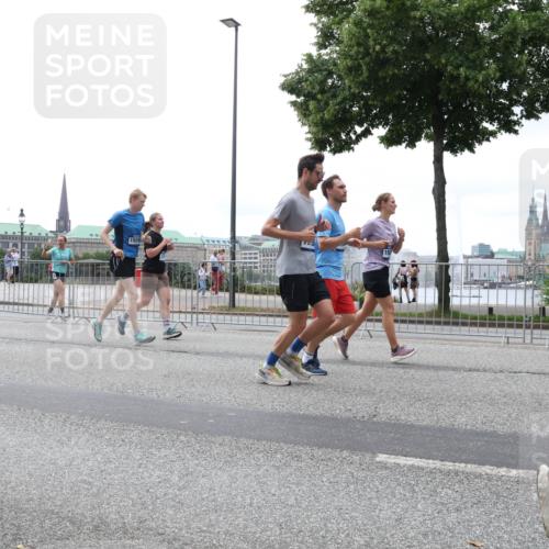 29.06.2025 - hella hamburg halbmarathon Lena Gebhardt http://msf.ph/oto/8371607 29.06.2025 10:48:58 Lombardsbrücke 7203, 15593, 1142, 1167, 1584, 2160, 2395, 2437, 2438, 2541, 2713, 2716, 2792, 2927, 3070, 3086, 3215, 3253, 4403, 5010, 5118, 5479, 5480, 5551, 6015, 6437, 6566, 6979, 7062, 7203, 7931, 7936, 7947, 7948, 8719, 8760, 9245, 9341, 9359, 9552, 9787, 10033, 10038, 10059, 10081, 10204, 10366, 10524, 10654, 10656, 10782, 10785, 11000, 11031, 11192, 11364, 11365, 13814, 13845, 15715, 16498, 16499, 16701 meine-sportfotos.de