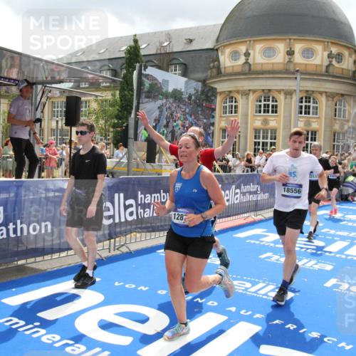 29.06.2025 - hella hamburg halbmarathon Michael Strokosch http://msf.ph/oto/8371647 29.06.2025 10:58:38 Ziel 2619, 2978, 3251, 4467, 5341, 6595, 7082, 7659, 8322, 9316, 12712, 12809, 12862, 12879, 13694, 18501, 18556 meine-sportfotos.de