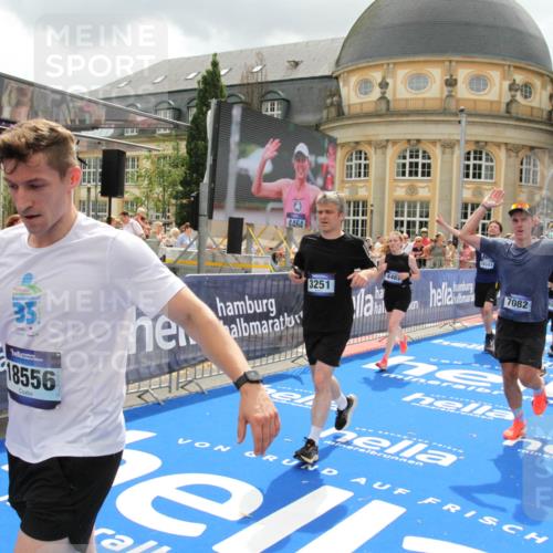 29.06.2025 - hella hamburg halbmarathon Michael Strokosch http://msf.ph/oto/8371679 29.06.2025 10:58:39 Ziel 2619, 2978, 3251, 4467, 5341, 6592, 6595, 7082, 7659, 8322, 9316, 12712, 12809, 12862, 12879, 13694, 18501, 18556 meine-sportfotos.de