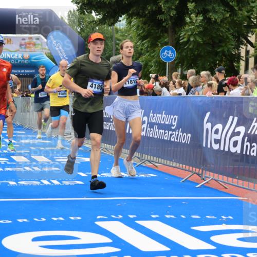 29.06.2025 - hella hamburg halbmarathon Strokosch-Dieckow http://msf.ph/oto/8371723 29.06.2025 10:49:20 Ziel 1342, 1476, 2878, 4183, 4185, 6158, 8112, 9348, 10053, 10189, 11339, 11779, 11819, 12670, 13269, 13450, 14526, 14838, 15422, 15784, 15894, 15966, 16369, 16891, 18476, 18887, 18960 meine-sportfotos.de