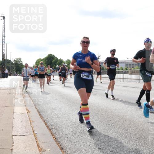 29.06.2025 - hella hamburg halbmarathon Lena Gebhardt http://msf.ph/oto/8371728 29.06.2025 10:14:56 Lombardsbrücke 16036, 14195, 12901, 5608, 13366, 1071, 1296, 1379, 1406, 1575, 1728, 1745, 2046, 2140, 2281, 2494, 2601, 2690, 2990, 3020, 3025, 3154, 3454, 3507, 3509, 3513, 3691, 3756, 3834, 3844, 4495, 4641, 5191, 5608, 5670, 5800, 5981, 6181, 6248, 6317, 6935, 7195, 7439, 7802, 7881, 8055, 8147, 8237, 8239, 8275, 8522, 8563, 8609, 8755, 8854, 9113, 9173, 9556, 9663, 9709, 9911, 9975, 10224, 10391, 10589, 10610, 10717, 10963, 11271, 11598 meine-sportfotos.de