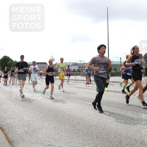 29.06.2025 - hella hamburg halbmarathon Lena Gebhardt http://msf.ph/oto/8371747 29.06.2025 10:39:45 Lombardsbrücke 17379, 13178, 7125, 2680, 17634, 10627, 0628, 1058, 1076, 1586, 1856, 1883, 1899, 2092, 2313, 2578, 2843, 2976, 3046, 3275, 3353, 3727, 3882, 3883, 3884, 4298, 4603, 4609, 4752, 4855, 4882, 5045, 5229, 5654, 5701, 5877, 5901, 6321, 6342, 6343, 6427, 6428, 6698, 6719, 6726, 6739, 6748, 7045, 7053, 7125, 7199, 7429, 7455, 7456, 7501, 7524, 7684, 8107, 8203, 8612, 8995, 9393, 9569, 9698, 9747, 9777, 10441, 10512 meine-sportfotos.de