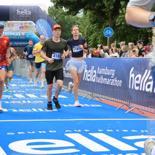 29.06.2025 - hella hamburg halbmarathon Strokosch-Dieckow http://msf.ph/oto/8371805 29.06.2025 10:49:20 Ziel 1342, 1476, 2878, 4183, 4185, 6158, 8112, 9348, 10053, 10189, 11339, 11779, 11819, 12670, 13269, 13450, 14526, 14838, 15422, 15784, 15894, 15966, 16369, 16891, 18476, 18887, 18960 meine-sportfotos.de
