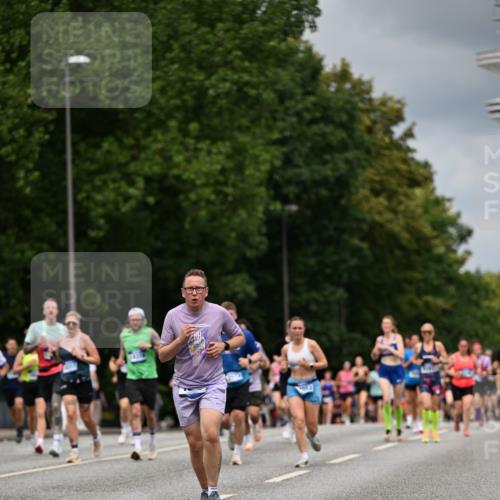 29.06.2025 - hella hamburg halbmarathon Dr. Thomas Lammeyer http://msf.ph/oto/8371858 29.06.2025 10:42:08 Kennedybrücke 1337, 1475, 1578, 1985, 2124, 2853, 3010, 3246, 3286, 3880, 4762, 5139, 5522, 5523, 5875, 6697, 6955, 7124, 7321, 7629, 8696, 8811, 8985, 9391, 9524, 9894, 10025, 10146, 10506, 10836, 11087, 11164 meine-sportfotos.de