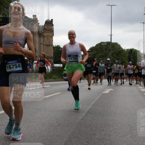 29.06.2025 - hella hamburg halbmarathon Yannick Fuchs http://msf.ph/oto/8371877 29.06.2025 10:53:43 20KM 2780, 3169, 4238, 4379, 4796, 4986, 6327, 6470, 7824, 8030, 8326, 8481, 8807, 9741, 9985, 10488, 10587, 11018, 11114, 11158, 11159, 11250, 11757, 12406, 12779, 13036, 13706, 14471, 14928, 15083, 15525, 15785, 15914, 16227, 16530, 16754, 16915, 17176, 17304, 17860, 18377, 18485, 18855, 19178 meine-sportfotos.de