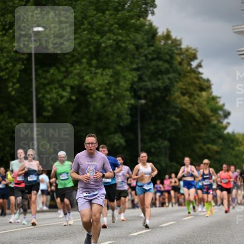 29.06.2025 - hella hamburg halbmarathon Dr. Thomas Lammeyer http://msf.ph/oto/8371913 29.06.2025 10:42:08 Kennedybrücke 1337, 1475, 1578, 1985, 2124, 2853, 3010, 3246, 3286, 3880, 4762, 5139, 5522, 5523, 5875, 6697, 6955, 7124, 7321, 7629, 8696, 8811, 8985, 9391, 9524, 9894, 10025, 10146, 10506, 10836, 11087, 11164 meine-sportfotos.de