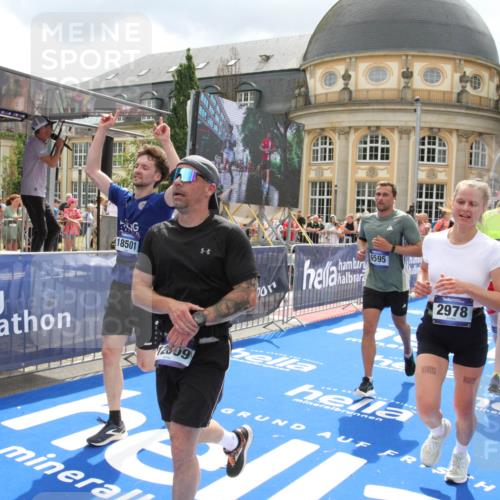 29.06.2025 - hella hamburg halbmarathon Michael Strokosch http://msf.ph/oto/8371928 29.06.2025 10:58:41 Ziel 1319, 2619, 2978, 3251, 4467, 6592, 6595, 7082, 7659, 8322, 9316, 12712, 12809, 12862, 12879, 13694, 15197, 16189, 18501, 18556, 18587 meine-sportfotos.de
