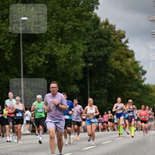 29.06.2025 - hella hamburg halbmarathon Dr. Thomas Lammeyer http://msf.ph/oto/8371941 29.06.2025 10:42:08 Kennedybrücke 1337, 1475, 1578, 1985, 2124, 2853, 3010, 3246, 3286, 3880, 4762, 5139, 5522, 5523, 5875, 6697, 6955, 7124, 7321, 7629, 8696, 8811, 8985, 9391, 9524, 9894, 10025, 10146, 10506, 10836, 11087, 11164 meine-sportfotos.de