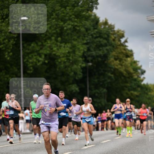 29.06.2025 - hella hamburg halbmarathon Dr. Thomas Lammeyer http://msf.ph/oto/8372002 29.06.2025 10:42:08 Kennedybrücke 1337, 1475, 1578, 1985, 2124, 2853, 3010, 3246, 3286, 3880, 4762, 5139, 5522, 5523, 5875, 6697, 6955, 7124, 7321, 7629, 8696, 8811, 8985, 9391, 9524, 9894, 10025, 10146, 10506, 10836, 11087, 11164 meine-sportfotos.de