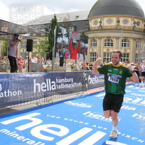 29.06.2025 - hella hamburg halbmarathon Michael Strokosch http://msf.ph/oto/8372056 29.06.2025 10:58:43 Ziel 1319, 2619, 2656, 2978, 4467, 5675, 6592, 6595, 7659, 8322, 8929, 10943, 11605, 11846, 12809, 12862, 13512, 13694, 15197, 16189, 18501, 18587 meine-sportfotos.de