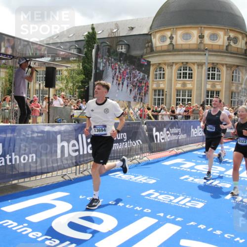 29.06.2025 - hella hamburg halbmarathon Michael Strokosch http://msf.ph/oto/8372064 29.06.2025 10:58:44 Ziel 1319, 2619, 2656, 5675, 6592, 6595, 7659, 8322, 8929, 10943, 11605, 11846, 12862, 13512, 13694, 13880, 14266, 14902, 15197, 16189, 17839, 18501, 18587 meine-sportfotos.de