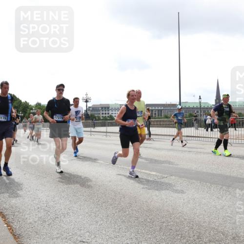 29.06.2025 - hella hamburg halbmarathon Lena Gebhardt http://msf.ph/oto/8372081 29.06.2025 10:39:46 Lombardsbrücke 7125, 13178, 17379, 9747, 1446, 26, 1058, 1076, 1586, 1856, 1883, 1899, 2313, 2578, 2888, 2976, 3046, 3275, 3353, 3882, 3883, 3884, 4298, 4603, 4609, 4752, 4855, 5045, 5229, 5654, 5701, 5877, 5901, 6321, 6342, 6343, 6427, 6428, 6698, 6719, 6726, 6739, 6748, 7045, 7053, 7125, 7199, 7429, 7455, 7456, 7501, 7524, 7684, 8107, 8203, 8612, 8995, 9393, 9569, 9698, 9747, 9777, 10441, 10512 meine-sportfotos.de