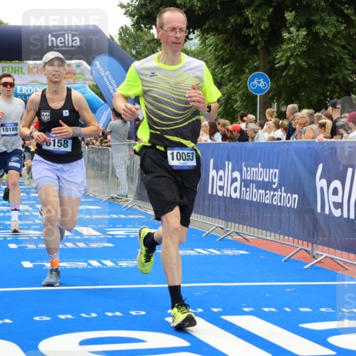 29.06.2025 - hella hamburg halbmarathon Strokosch-Dieckow http://msf.ph/oto/8372128 29.06.2025 10:49:18 Ziel 1342, 2013, 4183, 4185, 6158, 8112, 9348, 10053, 10189, 11779, 11819, 12670, 13450, 14526, 14838, 15422, 15784, 15894, 15966, 16369 meine-sportfotos.de