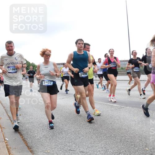 29.06.2025 - hella hamburg halbmarathon Lena Gebhardt http://msf.ph/oto/8372170 29.06.2025 10:48:59 Lombardsbrücke 11861, 1762, 16525, 2438, 2437, 139, 10656, 10, 1136, 1142, 1167, 1584, 2160, 2395, 2437, 2438, 2541, 2713, 2716, 2792, 2927, 3070, 3086, 3215, 3253, 4403, 4525, 4527, 5010, 5118, 5479, 5480, 5551, 6015, 6437, 6566, 6979, 7062, 7203, 7931, 7936, 7947, 7948, 8549, 8719, 8760, 9245, 9341, 9359, 9552, 9787, 10033, 10038, 10059, 10081, 10204, 10366, 10479, 10524, 10654, 10656, 10782, 10785, 11000, 11031, 11192, 11364, 11365, 13814, 13845, 15715, 16498, 16499, 16701 meine-sportfotos.de