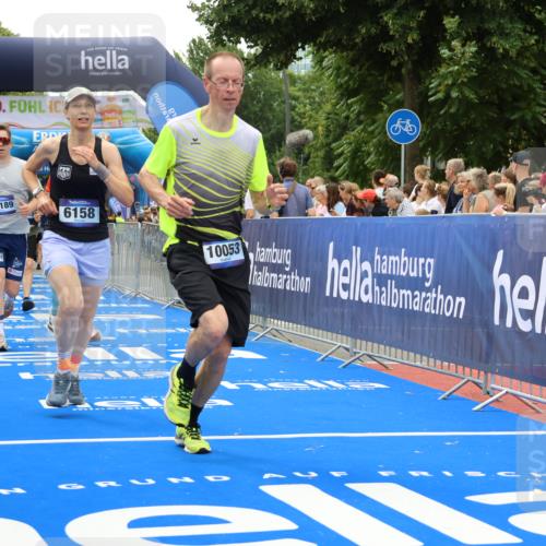 29.06.2025 - hella hamburg halbmarathon Strokosch-Dieckow http://msf.ph/oto/8372209 29.06.2025 10:49:17 Ziel 2013, 4183, 4185, 6158, 8112, 9348, 10053, 10189, 11819, 12670, 13450, 14526, 15422, 15523, 15784, 15894, 15966, 16369, 16731 meine-sportfotos.de