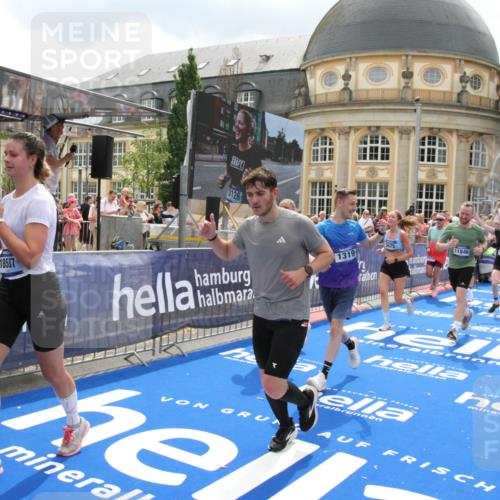 29.06.2025 - hella hamburg halbmarathon Michael Strokosch http://msf.ph/oto/8372276 29.06.2025 10:58:47 Ziel 1319, 2488, 2656, 2840, 5675, 6592, 6720, 8322, 8929, 10539, 10943, 11605, 11846, 12862, 13512, 13880, 14266, 14902, 14965, 15197, 16189, 17630, 17839, 18587 meine-sportfotos.de