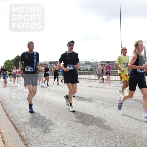 29.06.2025 - hella hamburg halbmarathon Lena Gebhardt http://msf.ph/oto/8372318 29.06.2025 10:39:46 Lombardsbrücke 7125, 17379, 7199, 13178, 1058, 1076, 1586, 1856, 1883, 1899, 2313, 2578, 2888, 2976, 3046, 3275, 3353, 3882, 3883, 3884, 4298, 4603, 4609, 4752, 4855, 5045, 5229, 5654, 5701, 5877, 5901, 6321, 6342, 6343, 6427, 6428, 6698, 6719, 6726, 6739, 6748, 7045, 7053, 7125, 7199, 7429, 7455, 7456, 7501, 7524, 7684, 8107, 8203, 8612, 8995, 9393, 9569, 9698, 9747, 9777, 10441, 10512 meine-sportfotos.de