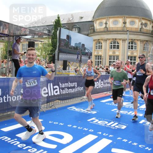 29.06.2025 - hella hamburg halbmarathon Michael Strokosch http://msf.ph/oto/8372330 29.06.2025 10:58:48 Ziel 1319, 2488, 2656, 2840, 5277, 5675, 6592, 6720, 8929, 10539, 10943, 11605, 11846, 13512, 13880, 14266, 14902, 14965, 15197, 16189, 17405, 17630, 17839, 18232, 18587, 18954 meine-sportfotos.de