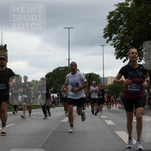 29.06.2025 - hella hamburg halbmarathon Yannick Fuchs http://msf.ph/oto/8372363 29.06.2025 10:53:46 20KM 1544, 2780, 3169, 3780, 4238, 4379, 4796, 4986, 6327, 6470, 7824, 8030, 8326, 8481, 8807, 9741, 9985, 10281, 10301, 10488, 11018, 11114, 11158, 11159, 11250, 11757, 12406, 12446, 12779, 13036, 13706, 14471, 14928, 15083, 15525, 15673, 15785, 15914, 16227, 16530, 16754, 16915, 17176, 17304, 17860, 18377, 18485, 18624, 18855, 19178 meine-sportfotos.de