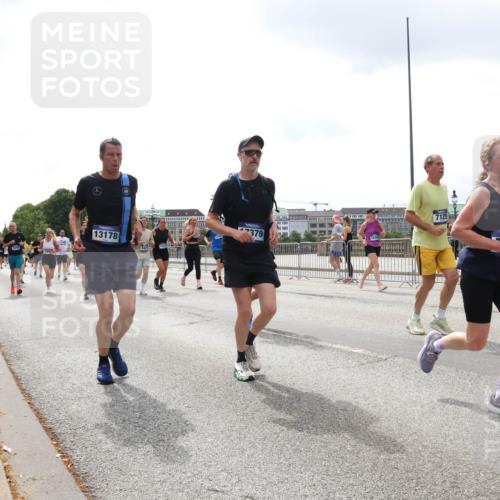 29.06.2025 - hella hamburg halbmarathon Lena Gebhardt http://msf.ph/oto/8372373 29.06.2025 10:39:46 Lombardsbrücke 7125, 7379, 13178, 1058, 1076, 1586, 1856, 1883, 1899, 2313, 2578, 2888, 2976, 3046, 3275, 3353, 3882, 3883, 3884, 4298, 4603, 4609, 4752, 4855, 5045, 5229, 5654, 5701, 5877, 5901, 6321, 6342, 6343, 6427, 6428, 6698, 6719, 6726, 6739, 6748, 7045, 7053, 7125, 7199, 7429, 7455, 7456, 7501, 7524, 7684, 8107, 8203, 8612, 8995, 9393, 9569, 9698, 9747, 9777, 10441, 10512 meine-sportfotos.de