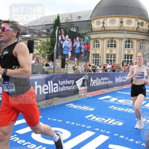 29.06.2025 - hella hamburg halbmarathon Michael Strokosch http://msf.ph/oto/8372520 29.06.2025 10:58:52 Ziel 2159, 2488, 2840, 3859, 4833, 5277, 5675, 5885, 6720, 8807, 8929, 10268, 10539, 12734, 13512, 13880, 14266, 14673, 14902, 14965, 17405, 17630, 17839, 18232, 18954 meine-sportfotos.de