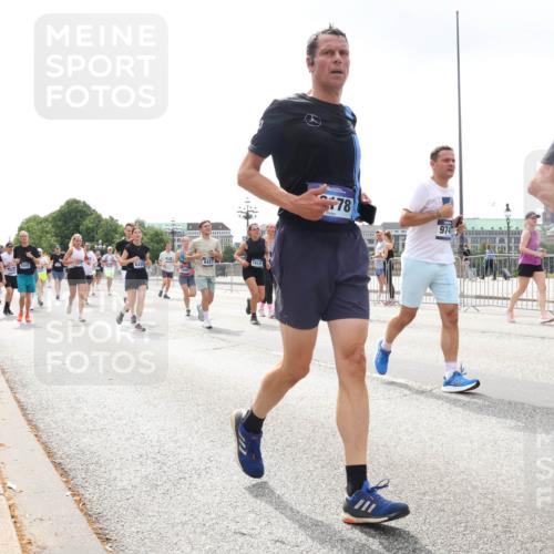 29.06.2025 - hella hamburg halbmarathon Lena Gebhardt http://msf.ph/oto/8372564 29.06.2025 10:39:47 Lombardsbrücke 6427, 6428, 1912, 178, 974, 1737, 1058, 1076, 1586, 1856, 1883, 1899, 2313, 2578, 2888, 2976, 3046, 3275, 3353, 3882, 3883, 3884, 4298, 4603, 4609, 4752, 4855, 5045, 5229, 5654, 5701, 5877, 5901, 6321, 6342, 6343, 6427, 6428, 6698, 6719, 6726, 6739, 6748, 6750, 7045, 7053, 7125, 7199, 7429, 7455, 7456, 7501, 7524, 7684, 8107, 8203, 8612, 8995, 9393, 9569, 9698, 9747, 9777, 10441, 10512 meine-sportfotos.de