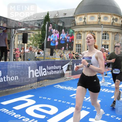 29.06.2025 - hella hamburg halbmarathon Michael Strokosch http://msf.ph/oto/8372569 29.06.2025 10:58:52 Ziel 2159, 2488, 2840, 3859, 4833, 5277, 5675, 5885, 6720, 8807, 8929, 10268, 10539, 12734, 13512, 13880, 14266, 14673, 14902, 14965, 17405, 17630, 17839, 18232, 18954 meine-sportfotos.de